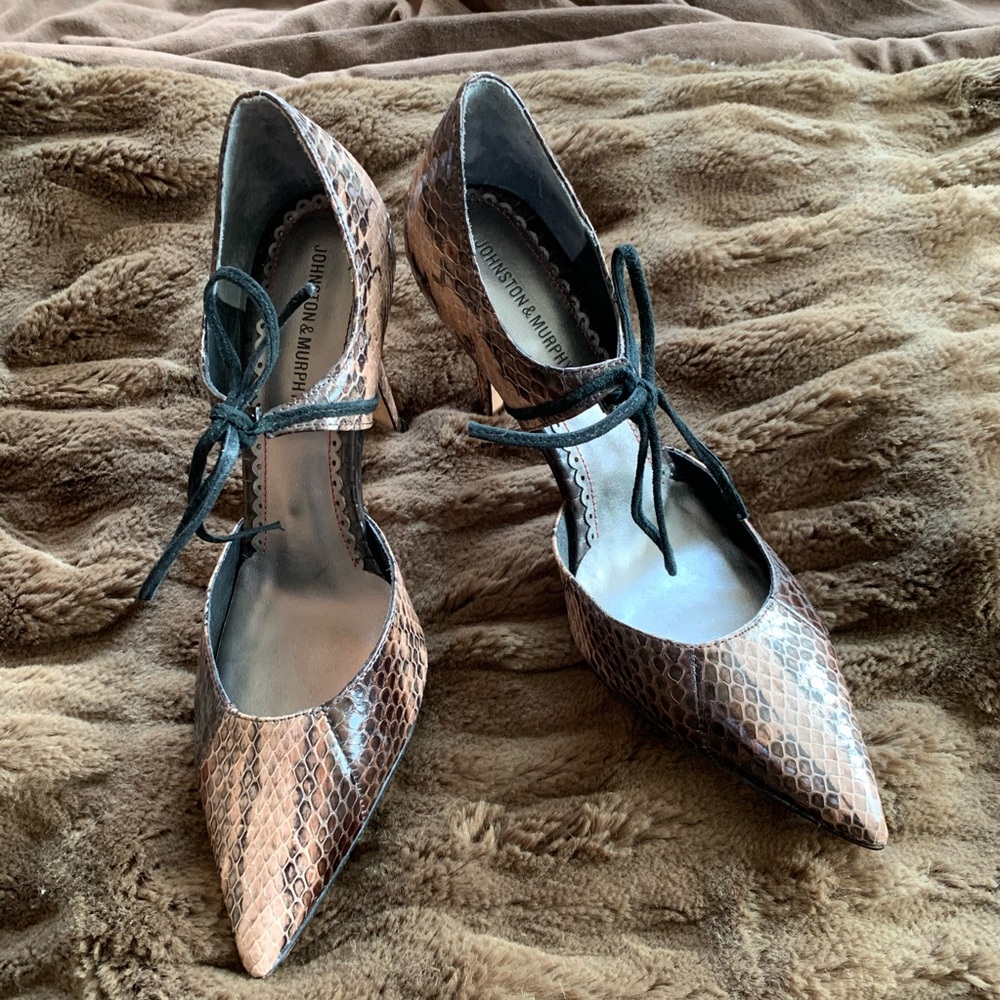 Johnston & Murphy Snakeskin Tie Pumps 8.5M